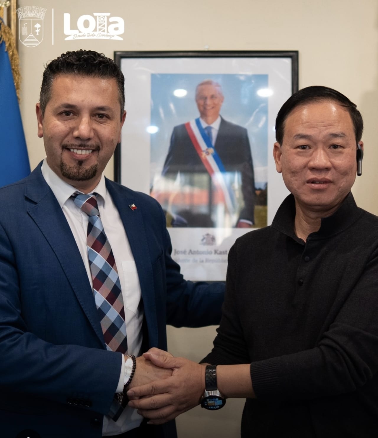 Presidente de la Cámara de Comercio de Guangzhou con el alcalde de Lota